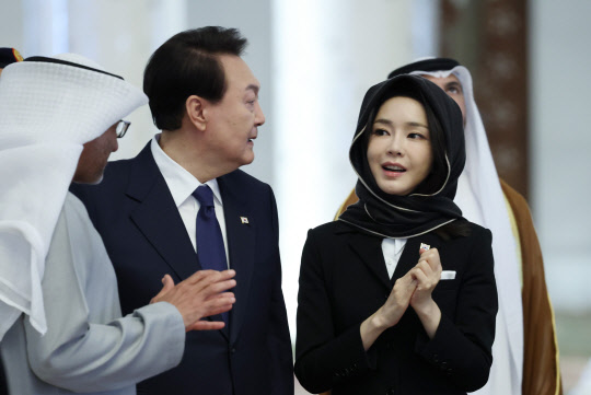 아랍에미리트(UAE)를 국빈 방문 중인 윤석열 대통령과 김건희 여사가 15일(현지시간) 아부다비에 위치한 셰이크 그랜드 자히드 모스크를 방문, 관계자로부터 설명을 듣고 있다. 연합뉴스